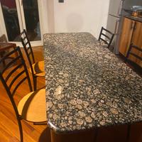 Tavolo in legno e granito