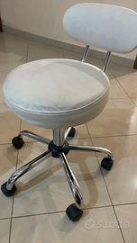 Sgabelli bianchi con ruote