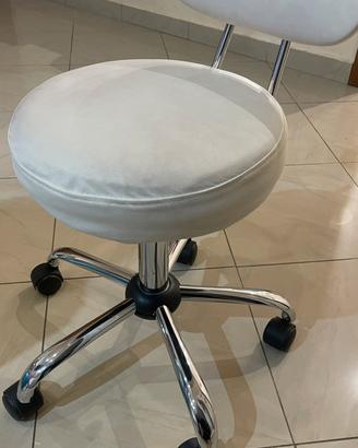 Sgabelli bianchi con ruote