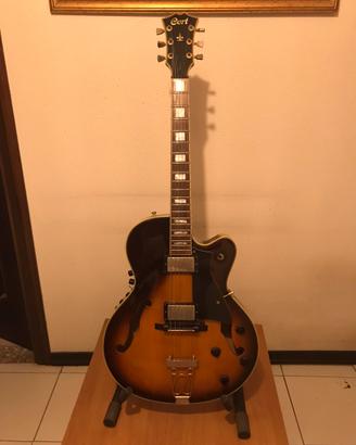 Chitarra semiacustica Cort con pickup esafonico