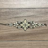 Bracciale in ottone smaltato e fiori madreperlati