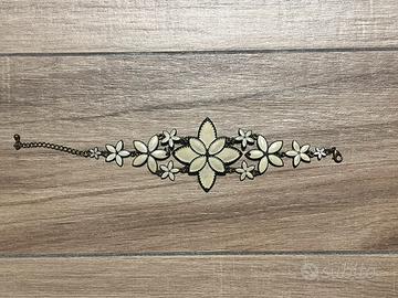 Bracciale in ottone smaltato e fiori madreperlati
