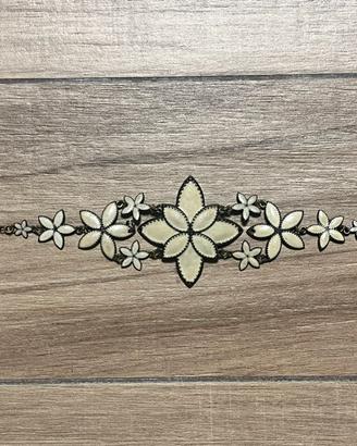 Bracciale in ottone smaltato e fiori madreperlati