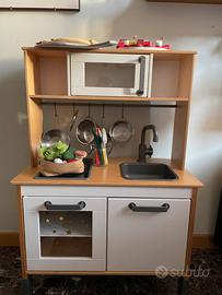 Cucina DUKTIG Ikea con utensili e cibi vari