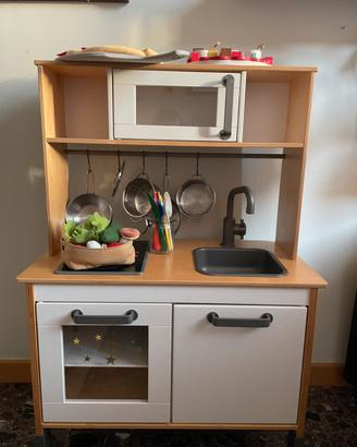 Cucina DUKTIG Ikea con utensili e cibi vari