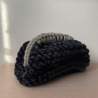 Clutch bag all’uncinetto in velluto nero gioiello