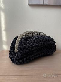 Clutch bag all’uncinetto in velluto nero gioiello