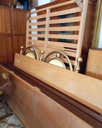 Tavolo in legno + mobile + letto