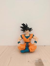 Action figure Goku adulto seduto