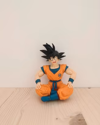 Action figure Goku adulto seduto