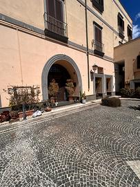 Coworkimg posto scrivania in ambiente condiviso