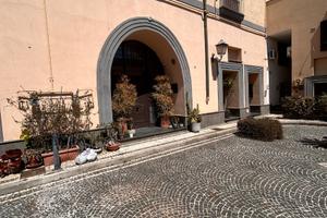 Coworkimg posto scrivania in ambiente condiviso