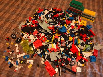 Lotto 5,7 kg di Lego sfuso vintage con minifigure