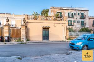 Dimora storica con posti auto in Via San Lorenzo