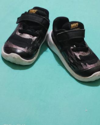 Scarpe  sportive  bimba " Nike" n.23 , nuove. .