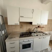 Cucina con forno e fuochi nuovi