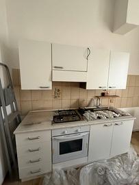 Cucina con forno e fuochi nuovi