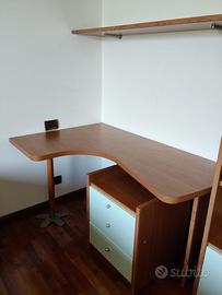 Scrivania completa con libreria