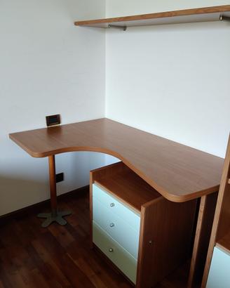 Scrivania completa con libreria