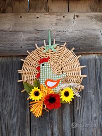 Gallina con fiori e vimini