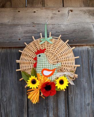 Gallina con fiori e vimini