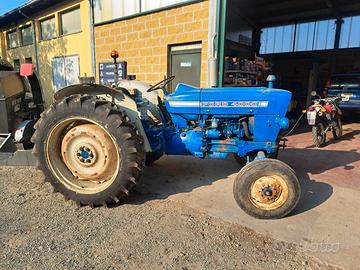 Trattore agricolo ford 4000
