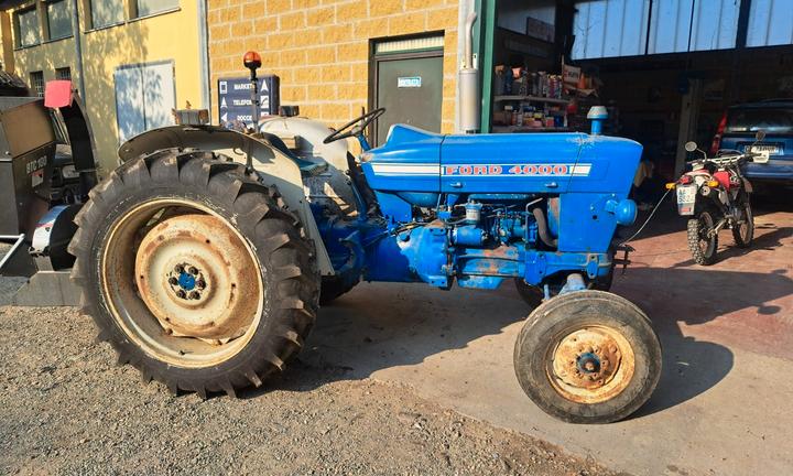 Trattore agricolo ford 4000