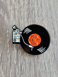 Spilla Music heals my soul pin badge brooch