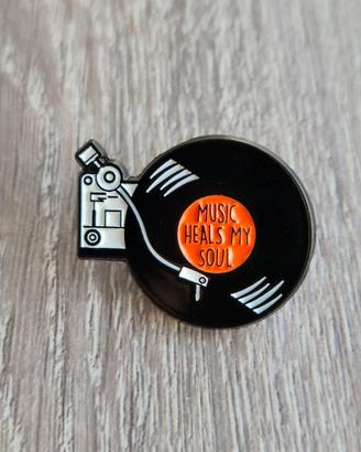 Spilla Music heals my soul pin badge brooch