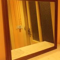Specchio con cornice in legno