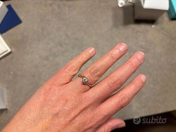 Anello solitario oro bianco 18 ct mod Valentino