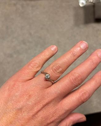 Anello solitario oro bianco 18 ct mod Valentino