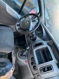 Due furgoni Nissan opel motore rotti