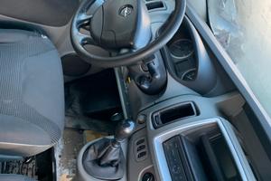 Due furgoni Nissan opel motore rotti