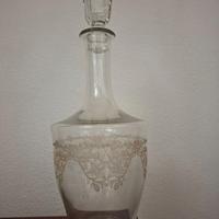 Coppia di antiche bottiglie in vetro inciso