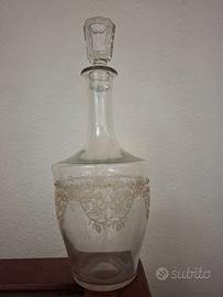 Coppia di antiche bottiglie in vetro inciso