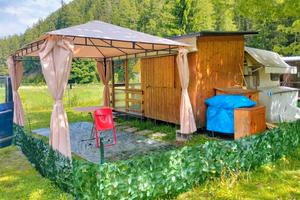 Roulotte con casetta stanziale in campeggio