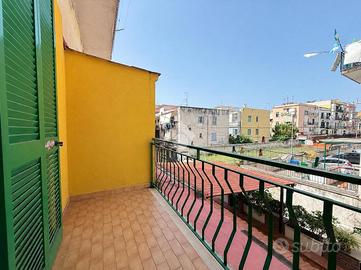 2 LOCALI A POZZUOLI