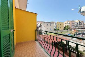 2 LOCALI A POZZUOLI