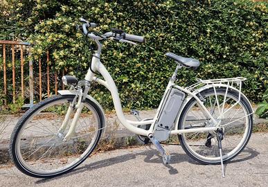 Bicicletta elettrica pedalata assistita City ebike