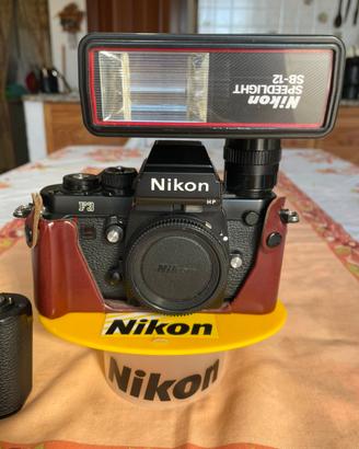 Nikon F3 hp con flash e motore