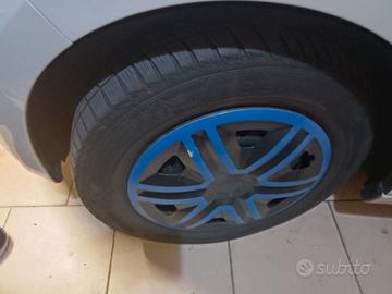 R E G A L O *** 4 cerchi auto R14 con copricerchi