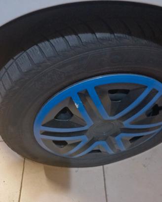 R E G A L O *** 4 cerchi auto R14 con copricerchi