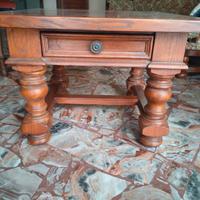 Tavolino in legno con cassetto