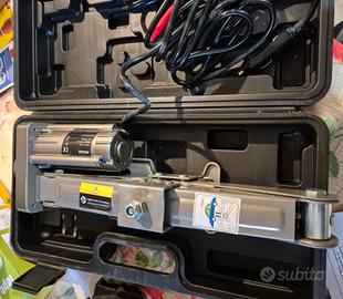 Cric elettrico per auto 