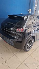 Peugeot 208 Neopatentati