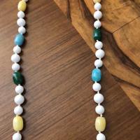 Collana di agata bianca sfaccettata e pietre dure