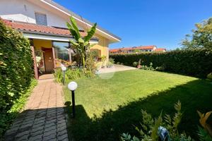 VILLA A SCHIERA D'ANGOLO A LEINÌ