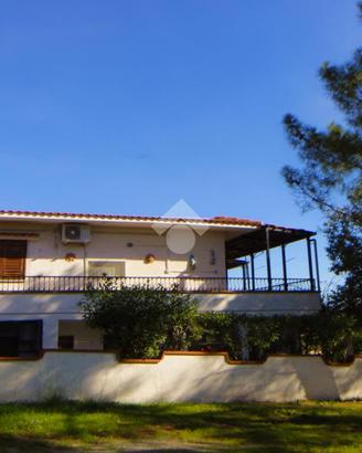 VILLA A SCHIERA A CAMEROTA