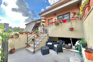 VILLA A SCHIERA A ROMA